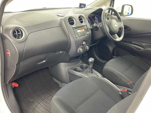 日産 ノート S 道央・札幌 2013(平25)年 4.4万km パール ・ワンオーナー/・純正オーディオ&CD&AUX/・アイドリングストップ/・社外レーダー/・純正エンジンスターター/・リモコンキー/・社外AW付夏タイヤ積込