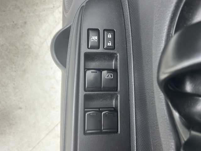 日産 ノート S 道央・札幌 2013(平25)年 4.4万km パール ・ワンオーナー/・純正オーディオ&CD&AUX/・アイドリングストップ/・社外レーダー/・純正エンジンスターター/・リモコンキー/・社外AW付夏タイヤ積込