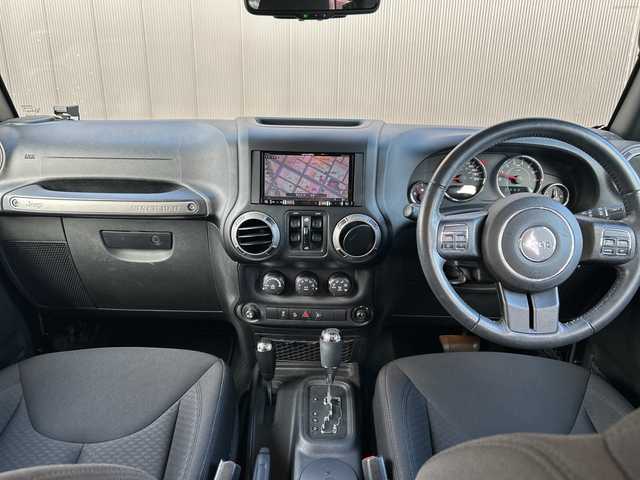 クライスラー・ジープ ジープ ラングラー アンリミテッド スポーツ 道東・釧路十勝 2016(平28)年 4.2万km 黒 ワンオーナー/４WD/社外メモリナビ/ CD/DVD/SD/BT/フルセグ/バックカメラ/サイドカメラ/社外ETC/クルーズコントロール/純正18インチAW/純正フロアマット/ハロゲンヘッドライト/社外フェンダー/社外バンパー/取扱説明書/保証書/スペアキー