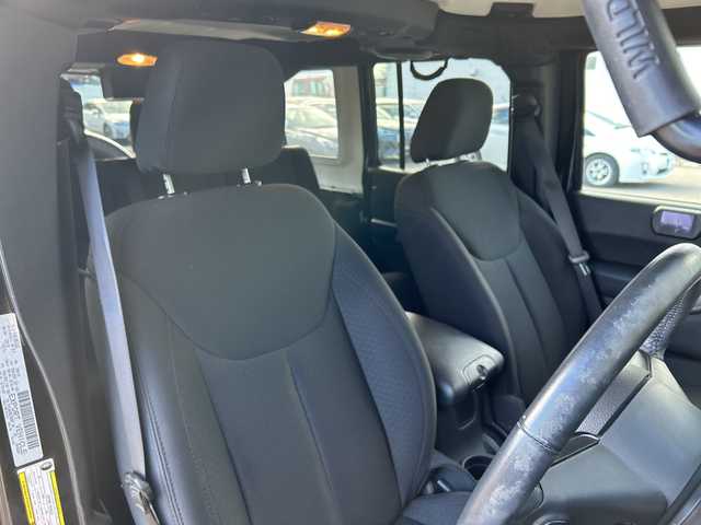 クライスラー・ジープ ジープ ラングラー アンリミテッド スポーツ 道東・釧路十勝 2016(平28)年 4.2万km 黒 ワンオーナー/４WD/社外メモリナビ/ CD/DVD/SD/BT/フルセグ/バックカメラ/サイドカメラ/社外ETC/クルーズコントロール/純正18インチAW/純正フロアマット/ハロゲンヘッドライト/社外フェンダー/社外バンパー/取扱説明書/保証書/スペアキー