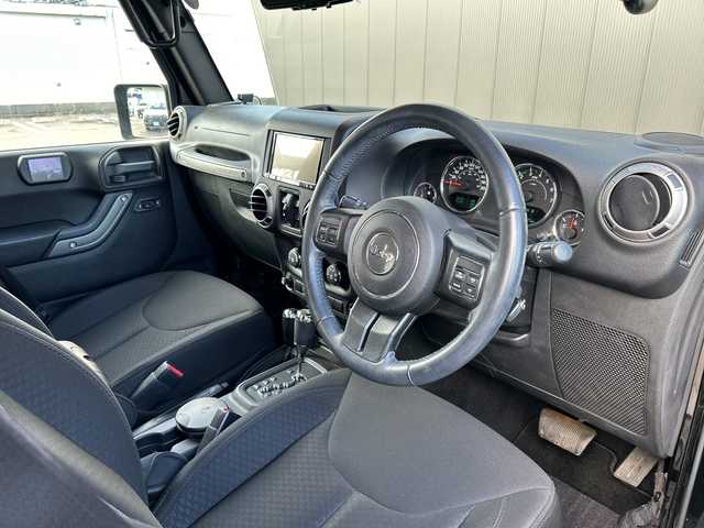 クライスラー・ジープ ジープ ラングラー アンリミテッド スポーツ 道東・釧路十勝 2016(平28)年 4.2万km 黒 ワンオーナー/４WD/社外メモリナビ/ CD/DVD/SD/BT/フルセグ/バックカメラ/サイドカメラ/社外ETC/クルーズコントロール/純正18インチAW/純正フロアマット/ハロゲンヘッドライト/社外フェンダー/社外バンパー/取扱説明書/保証書/スペアキー