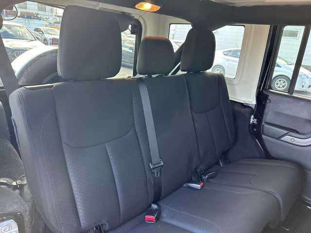 クライスラー・ジープ ジープ ラングラー アンリミテッド スポーツ 道東・釧路十勝 2016(平28)年 4.2万km 黒 ワンオーナー/４WD/社外メモリナビ/ CD/DVD/SD/BT/フルセグ/バックカメラ/サイドカメラ/社外ETC/クルーズコントロール/純正18インチAW/純正フロアマット/ハロゲンヘッドライト/社外フェンダー/社外バンパー/取扱説明書/保証書/スペアキー