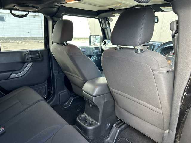 クライスラー・ジープ ジープ ラングラー アンリミテッド スポーツ 道東・釧路十勝 2016(平28)年 4.2万km 黒 ワンオーナー/４WD/社外メモリナビ/ CD/DVD/SD/BT/フルセグ/バックカメラ/サイドカメラ/社外ETC/クルーズコントロール/純正18インチAW/純正フロアマット/ハロゲンヘッドライト/社外フェンダー/社外バンパー/取扱説明書/保証書/スペアキー