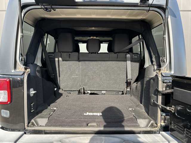 クライスラー・ジープ ジープ ラングラー アンリミテッド スポーツ 道東・釧路十勝 2016(平28)年 4.2万km 黒 ワンオーナー/４WD/社外メモリナビ/ CD/DVD/SD/BT/フルセグ/バックカメラ/サイドカメラ/社外ETC/クルーズコントロール/純正18インチAW/純正フロアマット/ハロゲンヘッドライト/社外フェンダー/社外バンパー/取扱説明書/保証書/スペアキー