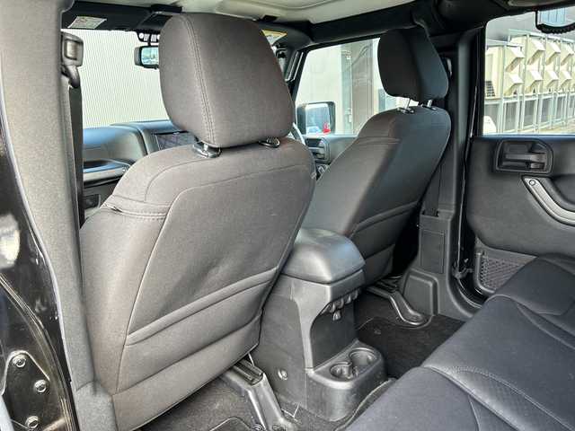 クライスラー・ジープ ジープ ラングラー アンリミテッド スポーツ 道東・釧路十勝 2016(平28)年 4.2万km 黒 ワンオーナー/４WD/社外メモリナビ/ CD/DVD/SD/BT/フルセグ/バックカメラ/サイドカメラ/社外ETC/クルーズコントロール/純正18インチAW/純正フロアマット/ハロゲンヘッドライト/社外フェンダー/社外バンパー/取扱説明書/保証書/スペアキー