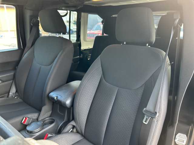 クライスラー・ジープ ジープ ラングラー アンリミテッド スポーツ 道東・釧路十勝 2016(平28)年 4.2万km 黒 ワンオーナー/４WD/社外メモリナビ/ CD/DVD/SD/BT/フルセグ/バックカメラ/サイドカメラ/社外ETC/クルーズコントロール/純正18インチAW/純正フロアマット/ハロゲンヘッドライト/社外フェンダー/社外バンパー/取扱説明書/保証書/スペアキー