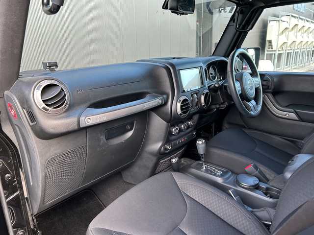 クライスラー・ジープ ジープ ラングラー アンリミテッド スポーツ 道東・釧路十勝 2016(平28)年 4.2万km 黒 ワンオーナー/４WD/社外メモリナビ/ CD/DVD/SD/BT/フルセグ/バックカメラ/サイドカメラ/社外ETC/クルーズコントロール/純正18インチAW/純正フロアマット/ハロゲンヘッドライト/社外フェンダー/社外バンパー/取扱説明書/保証書/スペアキー