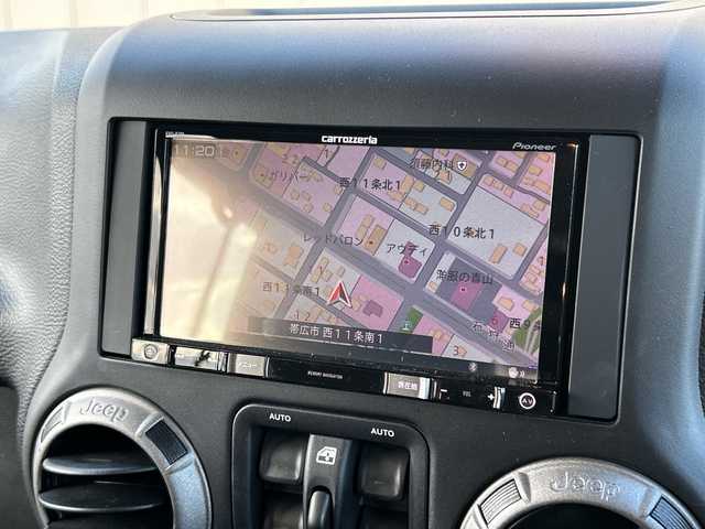 クライスラー・ジープ ジープ ラングラー アンリミテッド スポーツ 道東・釧路十勝 2016(平28)年 4.2万km 黒 ワンオーナー/４WD/社外メモリナビ/ CD/DVD/SD/BT/フルセグ/バックカメラ/サイドカメラ/社外ETC/クルーズコントロール/純正18インチAW/純正フロアマット/ハロゲンヘッドライト/社外フェンダー/社外バンパー/取扱説明書/保証書/スペアキー