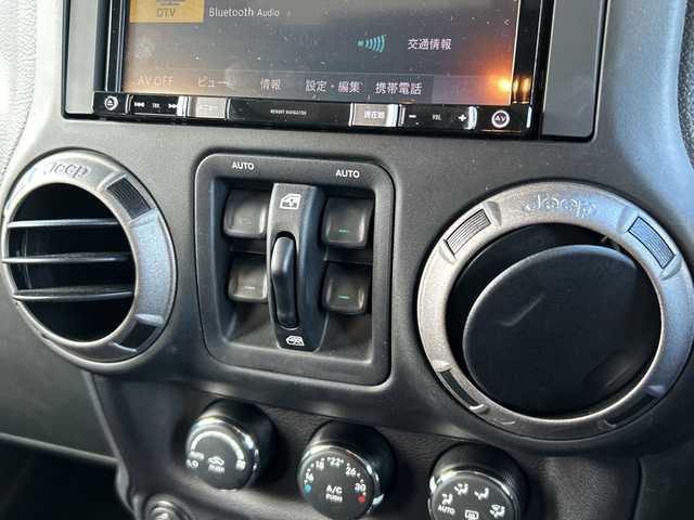 クライスラー・ジープ ジープ ラングラー アンリミテッド スポーツ 道東・釧路十勝 2016(平28)年 4.2万km 黒 ワンオーナー/４WD/社外メモリナビ/ CD/DVD/SD/BT/フルセグ/バックカメラ/サイドカメラ/社外ETC/クルーズコントロール/純正18インチAW/純正フロアマット/ハロゲンヘッドライト/社外フェンダー/社外バンパー/取扱説明書/保証書/スペアキー