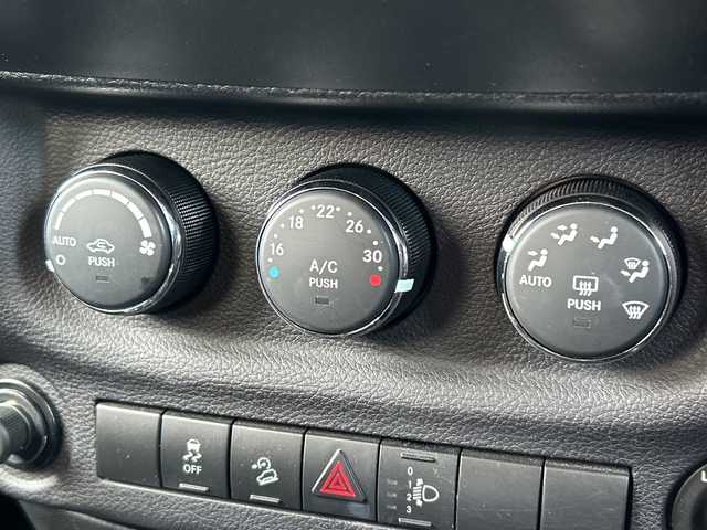 クライスラー・ジープ ジープ ラングラー アンリミテッド スポーツ 道東・釧路十勝 2016(平28)年 4.2万km 黒 ワンオーナー/４WD/社外メモリナビ/ CD/DVD/SD/BT/フルセグ/バックカメラ/サイドカメラ/社外ETC/クルーズコントロール/純正18インチAW/純正フロアマット/ハロゲンヘッドライト/社外フェンダー/社外バンパー/取扱説明書/保証書/スペアキー