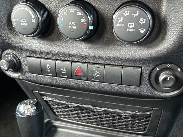 クライスラー・ジープ ジープ ラングラー アンリミテッド スポーツ 道東・釧路十勝 2016(平28)年 4.2万km 黒 ワンオーナー/４WD/社外メモリナビ/ CD/DVD/SD/BT/フルセグ/バックカメラ/サイドカメラ/社外ETC/クルーズコントロール/純正18インチAW/純正フロアマット/ハロゲンヘッドライト/社外フェンダー/社外バンパー/取扱説明書/保証書/スペアキー