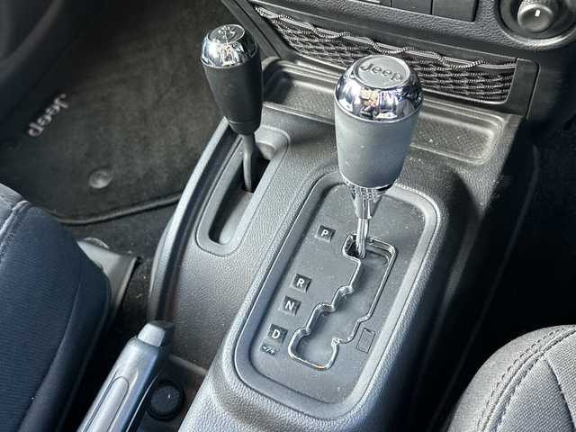 クライスラー・ジープ ジープ ラングラー アンリミテッド スポーツ 道東・釧路十勝 2016(平28)年 4.2万km 黒 ワンオーナー/４WD/社外メモリナビ/ CD/DVD/SD/BT/フルセグ/バックカメラ/サイドカメラ/社外ETC/クルーズコントロール/純正18インチAW/純正フロアマット/ハロゲンヘッドライト/社外フェンダー/社外バンパー/取扱説明書/保証書/スペアキー