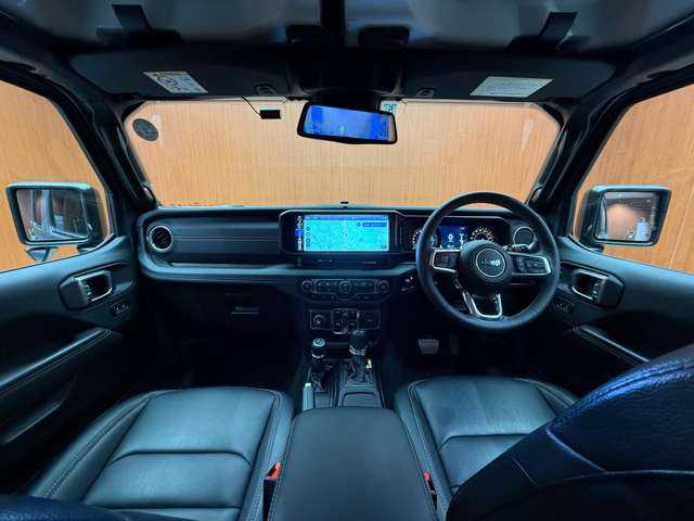 クライスラー・ジープ ジープ ラングラー アンリミテッド サハラ ローンチエディション 千葉県 2024(令6)年 2万km アンヴィルクリアコート 特別限定車　/ＡＣＣ　/本革　/ナビ　/Ｂカメラ　/ＣａｒＰｌａｙ　/Ｂｌｕｅｔｏｏｔｈ接続　/シートＨ　/ステアリングヒーター　/純正アルパインスピーカー　/衝突軽減Ｂ　/ＬＥＤヘッドライト　/純正ドラレコ　/１オーナー