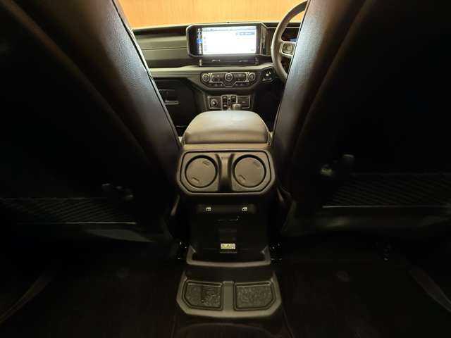 クライスラー・ジープ ジープ ラングラー アンリミテッド サハラ ローンチエディション 千葉県 2024(令6)年 2万km アンヴィルクリアコート 特別限定車　/ＡＣＣ　/本革　/ナビ　/Ｂカメラ　/ＣａｒＰｌａｙ　/Ｂｌｕｅｔｏｏｔｈ接続　/シートＨ　/ステアリングヒーター　/純正アルパインスピーカー　/衝突軽減Ｂ　/ＬＥＤヘッドライト　/純正ドラレコ　/１オーナー