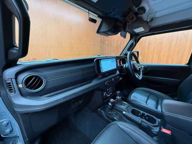 クライスラー・ジープ ジープ ラングラー アンリミテッド サハラ ローンチエディション 千葉県 2024(令6)年 2万km アンヴィルクリアコート 特別限定車　/ＡＣＣ　/本革　/ナビ　/Ｂカメラ　/ＣａｒＰｌａｙ　/Ｂｌｕｅｔｏｏｔｈ接続　/シートＨ　/ステアリングヒーター　/純正アルパインスピーカー　/衝突軽減Ｂ　/ＬＥＤヘッドライト　/純正ドラレコ　/１オーナー