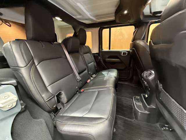 クライスラー・ジープ ジープ ラングラー アンリミテッド サハラ ローンチエディション 千葉県 2024(令6)年 2万km アンヴィルクリアコート 特別限定車　/ＡＣＣ　/本革　/ナビ　/Ｂカメラ　/ＣａｒＰｌａｙ　/Ｂｌｕｅｔｏｏｔｈ接続　/シートＨ　/ステアリングヒーター　/純正アルパインスピーカー　/衝突軽減Ｂ　/ＬＥＤヘッドライト　/純正ドラレコ　/１オーナー