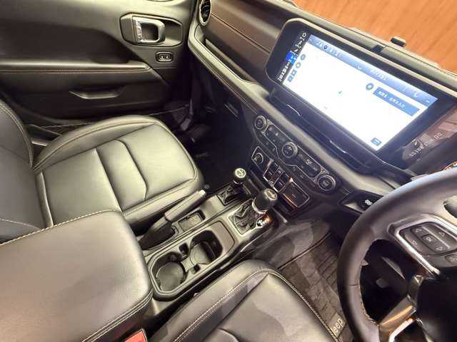 クライスラー・ジープ ジープ ラングラー アンリミテッド サハラ ローンチエディション 千葉県 2024(令6)年 2万km アンヴィルクリアコート 特別限定車　/ＡＣＣ　/本革　/ナビ　/Ｂカメラ　/ＣａｒＰｌａｙ　/Ｂｌｕｅｔｏｏｔｈ接続　/シートＨ　/ステアリングヒーター　/純正アルパインスピーカー　/衝突軽減Ｂ　/ＬＥＤヘッドライト　/純正ドラレコ　/１オーナー