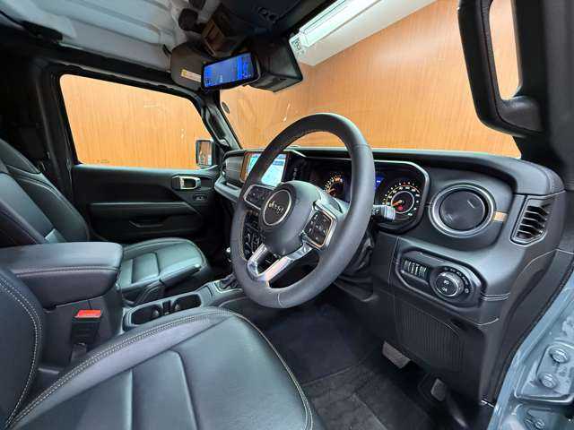 クライスラー・ジープ ジープ ラングラー アンリミテッド サハラ ローンチエディション 千葉県 2024(令6)年 2万km アンヴィルクリアコート 特別限定車　/ＡＣＣ　/本革　/ナビ　/Ｂカメラ　/ＣａｒＰｌａｙ　/Ｂｌｕｅｔｏｏｔｈ接続　/シートＨ　/ステアリングヒーター　/純正アルパインスピーカー　/衝突軽減Ｂ　/ＬＥＤヘッドライト　/純正ドラレコ　/１オーナー