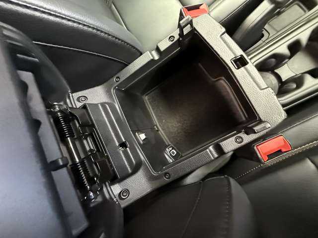 クライスラー・ジープ ジープ ラングラー アンリミテッド サハラ ローンチエディション 千葉県 2024(令6)年 2万km アンヴィルクリアコート 特別限定車　/ＡＣＣ　/本革　/ナビ　/Ｂカメラ　/ＣａｒＰｌａｙ　/Ｂｌｕｅｔｏｏｔｈ接続　/シートＨ　/ステアリングヒーター　/純正アルパインスピーカー　/衝突軽減Ｂ　/ＬＥＤヘッドライト　/純正ドラレコ　/１オーナー