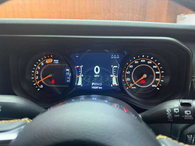 クライスラー・ジープ ジープ ラングラー アンリミテッド サハラ ローンチエディション 千葉県 2024(令6)年 2万km アンヴィルクリアコート 特別限定車　/ＡＣＣ　/本革　/ナビ　/Ｂカメラ　/ＣａｒＰｌａｙ　/Ｂｌｕｅｔｏｏｔｈ接続　/シートＨ　/ステアリングヒーター　/純正アルパインスピーカー　/衝突軽減Ｂ　/ＬＥＤヘッドライト　/純正ドラレコ　/１オーナー