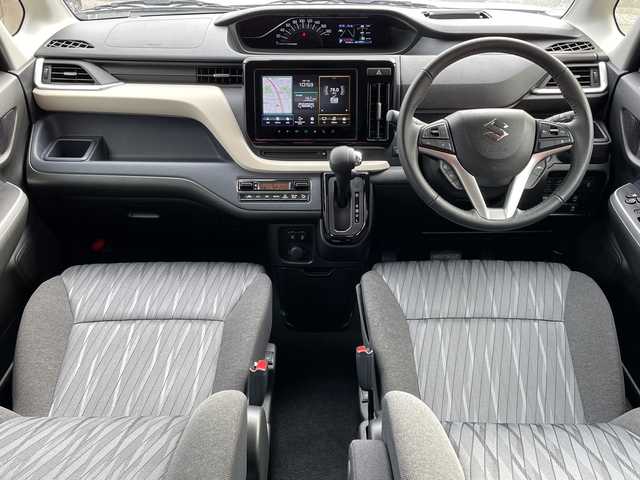 スズキ ソリオ HV MZ 青森県 2024(令6)年 1.1万km ピュアホワイトP 4WD/純正9インチメモリナビ・フルセグTV/CD・DVD・Bluetooth・USB/全方位カメラ/両側パワースライドドア/ヘッドアップディスプレイ/前席シートヒーター/セーフティサポート/デュアルカメラブレーキサポート/追従クルーズコントロール/レーンキープアシスト/ハイビームアシスト/車線逸脱警報/リアパーキングセンサー/ビルトインETC/シートバックテーブル/後席ロールサンシェード/LEDヘッドライト/オートライト/LEDフォグランプ/純正15インチアルミ