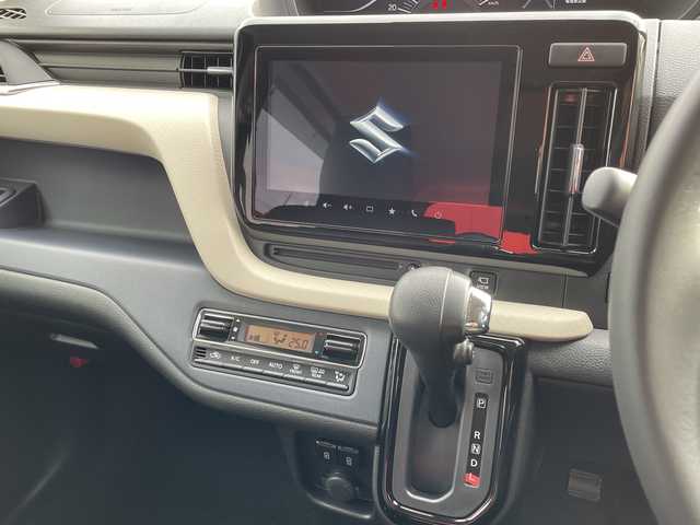 スズキ ソリオ HV MZ 青森県 2024(令6)年 1.1万km ピュアホワイトP 4WD/純正9インチメモリナビ・フルセグTV/CD・DVD・Bluetooth・USB/全方位カメラ/両側パワースライドドア/ヘッドアップディスプレイ/前席シートヒーター/セーフティサポート/デュアルカメラブレーキサポート/追従クルーズコントロール/レーンキープアシスト/ハイビームアシスト/車線逸脱警報/リアパーキングセンサー/ビルトインETC/シートバックテーブル/後席ロールサンシェード/LEDヘッドライト/オートライト/LEDフォグランプ/純正15インチアルミ