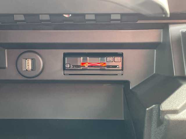 スズキ ソリオ HV MZ 青森県 2024(令6)年 1.1万km ピュアホワイトP 4WD/純正9インチメモリナビ・フルセグTV/CD・DVD・Bluetooth・USB/全方位カメラ/両側パワースライドドア/ヘッドアップディスプレイ/前席シートヒーター/セーフティサポート/デュアルカメラブレーキサポート/追従クルーズコントロール/レーンキープアシスト/ハイビームアシスト/車線逸脱警報/リアパーキングセンサー/ビルトインETC/シートバックテーブル/後席ロールサンシェード/LEDヘッドライト/オートライト/LEDフォグランプ/純正15インチアルミ