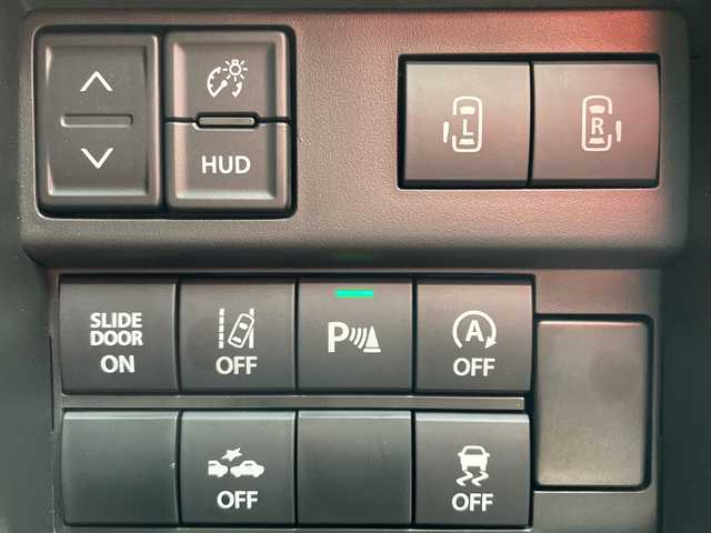 スズキ ソリオ HV MZ 青森県 2024(令6)年 1.1万km ピュアホワイトP 4WD/純正9インチメモリナビ・フルセグTV/CD・DVD・Bluetooth・USB/全方位カメラ/両側パワースライドドア/ヘッドアップディスプレイ/前席シートヒーター/セーフティサポート/デュアルカメラブレーキサポート/追従クルーズコントロール/レーンキープアシスト/ハイビームアシスト/車線逸脱警報/リアパーキングセンサー/ビルトインETC/シートバックテーブル/後席ロールサンシェード/LEDヘッドライト/オートライト/LEDフォグランプ/純正15インチアルミ