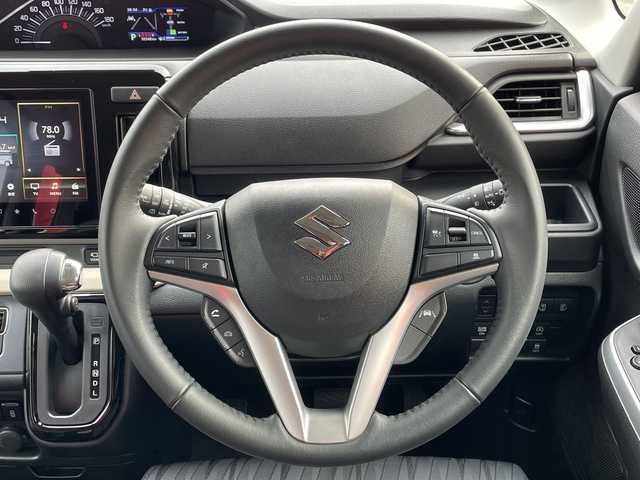 スズキ ソリオ HV MZ 青森県 2024(令6)年 1.1万km ピュアホワイトP 4WD/純正9インチメモリナビ・フルセグTV/CD・DVD・Bluetooth・USB/全方位カメラ/両側パワースライドドア/ヘッドアップディスプレイ/前席シートヒーター/セーフティサポート/デュアルカメラブレーキサポート/追従クルーズコントロール/レーンキープアシスト/ハイビームアシスト/車線逸脱警報/リアパーキングセンサー/ビルトインETC/シートバックテーブル/後席ロールサンシェード/LEDヘッドライト/オートライト/LEDフォグランプ/純正15インチアルミ