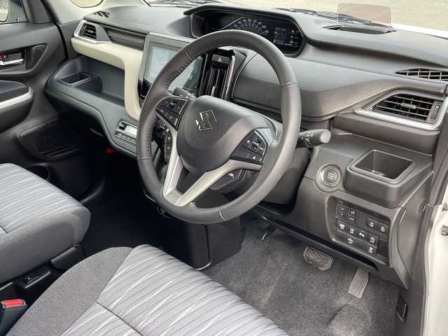 スズキ ソリオ HV MZ 青森県 2024(令6)年 1.1万km ピュアホワイトP 4WD/純正9インチメモリナビ・フルセグTV/CD・DVD・Bluetooth・USB/全方位カメラ/両側パワースライドドア/ヘッドアップディスプレイ/前席シートヒーター/セーフティサポート/デュアルカメラブレーキサポート/追従クルーズコントロール/レーンキープアシスト/ハイビームアシスト/車線逸脱警報/リアパーキングセンサー/ビルトインETC/シートバックテーブル/後席ロールサンシェード/LEDヘッドライト/オートライト/LEDフォグランプ/純正15インチアルミ