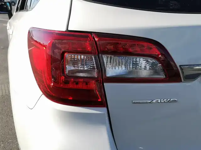 スバル アウトバック リミテッド 茨城県 2018(平30)年 8.2万km クリスタルホワイトP 純正ナビ/【SD・DISC・iPod・USB・TV・BT・ラジオ・AUX】/パワーシート/シートメモリ/シートヒーター/ステアリングヒーター/電動リアゲート/パドルシフト/レーダークルコン/Bカメラ/左サイドカメラ/ETC/BSM/ヒルアシストコントロール/ルーフレール