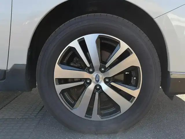 スバル アウトバック リミテッド 茨城県 2018(平30)年 8.2万km クリスタルホワイトP 純正ナビ/【SD・DISC・iPod・USB・TV・BT・ラジオ・AUX】/パワーシート/シートメモリ/シートヒーター/ステアリングヒーター/電動リアゲート/パドルシフト/レーダークルコン/Bカメラ/左サイドカメラ/ETC/BSM/ヒルアシストコントロール/ルーフレール