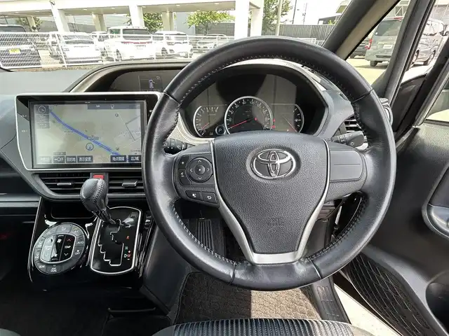 トヨタ ヴォクシー ZS 煌Ⅱ 愛知県 2016(平28)年 5.6万km アイスチタニウムマイカメタリック ワンオーナー/SDナビ/フルセグ/BT/CD/DVD/バックカメラ/アイドリングストップ/レーンキープアシスト/プッシュスタート/ETC/純正フロアマット/純正ドライブレコーダー/スマートキー/スペアキー/三列シート/ウォークスルー/両側パワースライド/取説/保証書