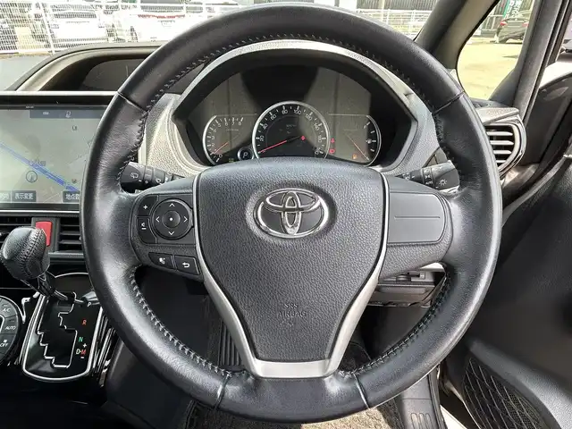 トヨタ ヴォクシー ZS 煌Ⅱ 愛知県 2016(平28)年 5.6万km アイスチタニウムマイカメタリック ワンオーナー/SDナビ/フルセグ/BT/CD/DVD/バックカメラ/アイドリングストップ/レーンキープアシスト/プッシュスタート/ETC/純正フロアマット/純正ドライブレコーダー/スマートキー/スペアキー/三列シート/ウォークスルー/両側パワースライド/取説/保証書