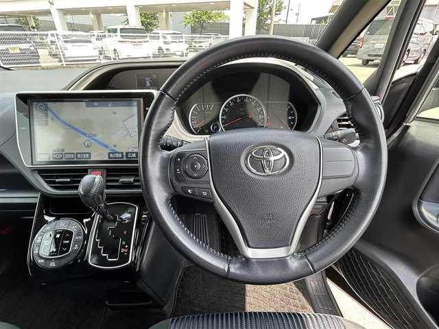 トヨタ ヴォクシー ZS 煌Ⅱ 兵庫県 2016(平28)年 5.6万km アイスチタニウムマイカメタリック ワンオーナー/SDナビ/フルセグ/BT/CD/DVD/バックカメラ/アイドリングストップ/セーフティセンスC/・プリクラッシュセーフティシステム/・レーンディパーチャーアラート/・オートマチックハイビーム/先行車発進告知機能/プッシュスタート/ETC/純正フロアマット/純正ドライブレコーダー/スマートキー/スペアキー/三列シート/ウォークスルー/両側パワースライド/取説/保証書