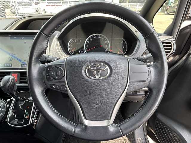 トヨタ ヴォクシー ZS 煌Ⅱ 兵庫県 2016(平28)年 5.6万km アイスチタニウムマイカメタリック ワンオーナー/SDナビ/フルセグ/BT/CD/DVD/バックカメラ/アイドリングストップ/セーフティセンスC/・プリクラッシュセーフティシステム/・レーンディパーチャーアラート/・オートマチックハイビーム/先行車発進告知機能/プッシュスタート/ETC/純正フロアマット/純正ドライブレコーダー/スマートキー/スペアキー/三列シート/ウォークスルー/両側パワースライド/取説/保証書