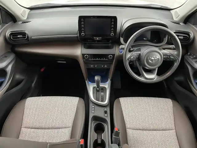 トヨタ ヤリスクロス ハイブリッド Z 福島県 2021(令3)年 2.7万km ブラックマイカ/ホワイトパールクリスタルシャイン 2トーン 純正ディスプレイオーディオ/【AM/FM/Bluetooth/Miracast】/・バックカメラ/・ETC/トヨタセーフティセンス/・プリクラッシュセーフティ/・レーントレーシングアシスト/・レーダークルーズコントロール/・オートマチックハイビーム/・ロードサインアシスト/ブラインドスポットモニター/・リヤクロストラフィックアラート/パーキングサポートブレーキ/クリアランスソナー/ハーフレザーシート/・運転席パワーシート/・運転席＋助手席シートヒーター/LEDヘッドライト/・オートライト/・フロントフォグライト/革巻きステアリング/・チルトステアリング/・ステアリングスイッチ/電子パーキングブレーキ/・ブレーキオートホールド/純正フロアマット/純正ドアバイザー/プッシュスタート/・スマートキー