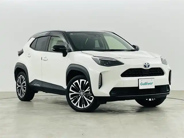 トヨタ ヤリスクロス ハイブリッド Z 福島県 2021(令3)年 2.7万km ブラックマイカ/ホワイトパールクリスタルシャイン 2トーン 純正ディスプレイオーディオ/【AM/FM/Bluetooth/Miracast】/・バックカメラ/・ETC/トヨタセーフティセンス/・プリクラッシュセーフティ/・レーントレーシングアシスト/・レーダークルーズコントロール/・オートマチックハイビーム/・ロードサインアシスト/ブラインドスポットモニター/・リヤクロストラフィックアラート/パーキングサポートブレーキ/クリアランスソナー/ハーフレザーシート/・運転席パワーシート/・運転席＋助手席シートヒーター/LEDヘッドライト/・オートライト/・フロントフォグライト/革巻きステアリング/・チルトステアリング/・ステアリングスイッチ/電子パーキングブレーキ/・ブレーキオートホールド/純正フロアマット/純正ドアバイザー/プッシュスタート/・スマートキー