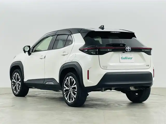 トヨタ ヤリスクロス ハイブリッド Z 福島県 2021(令3)年 2.7万km ブラックマイカ/ホワイトパールクリスタルシャイン 2トーン 純正ディスプレイオーディオ/【AM/FM/Bluetooth/Miracast】/・バックカメラ/・ETC/トヨタセーフティセンス/・プリクラッシュセーフティ/・レーントレーシングアシスト/・レーダークルーズコントロール/・オートマチックハイビーム/・ロードサインアシスト/ブラインドスポットモニター/・リヤクロストラフィックアラート/パーキングサポートブレーキ/クリアランスソナー/ハーフレザーシート/・運転席パワーシート/・運転席＋助手席シートヒーター/LEDヘッドライト/・オートライト/・フロントフォグライト/革巻きステアリング/・チルトステアリング/・ステアリングスイッチ/電子パーキングブレーキ/・ブレーキオートホールド/純正フロアマット/純正ドアバイザー/プッシュスタート/・スマートキー