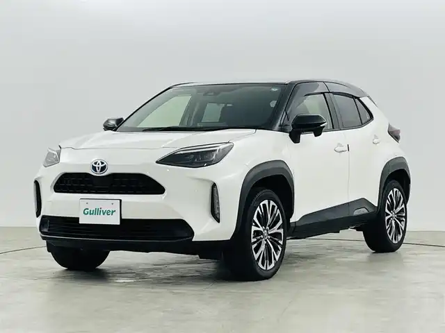 トヨタ ヤリスクロス ハイブリッド Z 福島県 2021(令3)年 2.7万km ブラックマイカ/ホワイトパールクリスタルシャイン 2トーン 純正ディスプレイオーディオ/【AM/FM/Bluetooth/Miracast】/・バックカメラ/・ETC/トヨタセーフティセンス/・プリクラッシュセーフティ/・レーントレーシングアシスト/・レーダークルーズコントロール/・オートマチックハイビーム/・ロードサインアシスト/ブラインドスポットモニター/・リヤクロストラフィックアラート/パーキングサポートブレーキ/クリアランスソナー/ハーフレザーシート/・運転席パワーシート/・運転席＋助手席シートヒーター/LEDヘッドライト/・オートライト/・フロントフォグライト/革巻きステアリング/・チルトステアリング/・ステアリングスイッチ/電子パーキングブレーキ/・ブレーキオートホールド/純正フロアマット/純正ドアバイザー/プッシュスタート/・スマートキー
