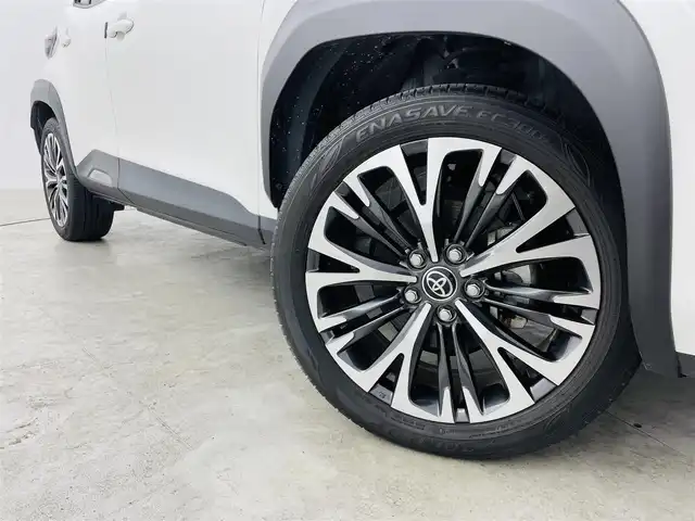 トヨタ ヤリスクロス ハイブリッド Z 福島県 2021(令3)年 2.7万km ブラックマイカ/ホワイトパールクリスタルシャイン 2トーン 純正ディスプレイオーディオ/【AM/FM/Bluetooth/Miracast】/・バックカメラ/・ETC/トヨタセーフティセンス/・プリクラッシュセーフティ/・レーントレーシングアシスト/・レーダークルーズコントロール/・オートマチックハイビーム/・ロードサインアシスト/ブラインドスポットモニター/・リヤクロストラフィックアラート/パーキングサポートブレーキ/クリアランスソナー/ハーフレザーシート/・運転席パワーシート/・運転席＋助手席シートヒーター/LEDヘッドライト/・オートライト/・フロントフォグライト/革巻きステアリング/・チルトステアリング/・ステアリングスイッチ/電子パーキングブレーキ/・ブレーキオートホールド/純正フロアマット/純正ドアバイザー/プッシュスタート/・スマートキー