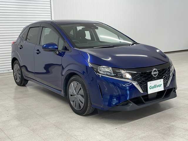 日産 ノート X 熊本県 2022(令4)年 1.4万km オーロラフレアブルーパール 純正ディスプレイオーディオ（ナビ/ラジオ/フルセグ/ＢＴ）/バックカメラ/ＥＴＣ/前方ドライブレコーダー/レーンキープアシスト/衝突軽減システム/横滑り防止装置/速度標識表示/標識検知支援/前後コーナーセンサー/ステアリングスイッチ/電動パーキングブレーキ/オートライト/オートハイビーム/プッシュスタート/スマートキー×２/純正フロアマット/ドアバイザー