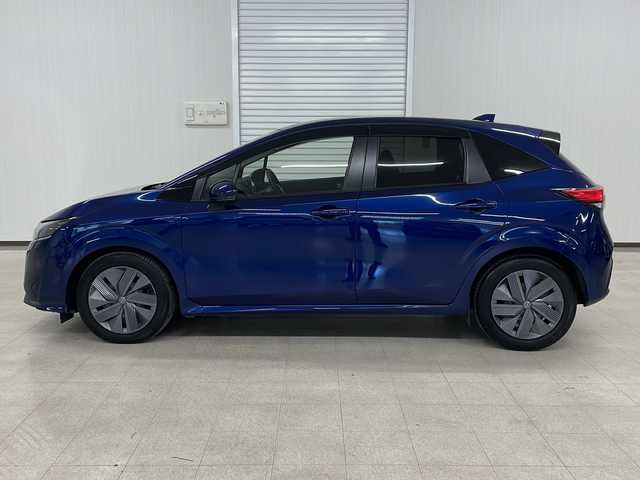 日産 ノート X 熊本県 2022(令4)年 1.4万km オーロラフレアブルーパール 純正ディスプレイオーディオ（ナビ/ラジオ/フルセグ/ＢＴ）/バックカメラ/ＥＴＣ/前方ドライブレコーダー/レーンキープアシスト/衝突軽減システム/横滑り防止装置/速度標識表示/標識検知支援/前後コーナーセンサー/ステアリングスイッチ/電動パーキングブレーキ/オートライト/オートハイビーム/プッシュスタート/スマートキー×２/純正フロアマット/ドアバイザー