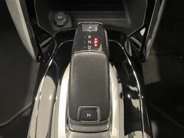 プジョー ２００８ アリュール 熊本県 2021(令3)年 6.3万km パール ・スマートキー/・プッシュスタート/・アクティブセーフティブレーキ/・トラフィックサインインフォメーション/・疲労検知/・パーキングセンサー/・インテリジェントハイビーム/・レーンキープアシスト/・クルーズコントロール(追従式)/・ハーフレザーシート/・純正ディスプレイオーディオ/　【Bluetooth・USB・AppleCarPlay・AndroidAuto】/・バックカメラ/・ETC/・ドライブレコーダー(前後録画)/・LEDヘッドランプ/・LEDフォグランプ/・純正マット/・保証書/取説