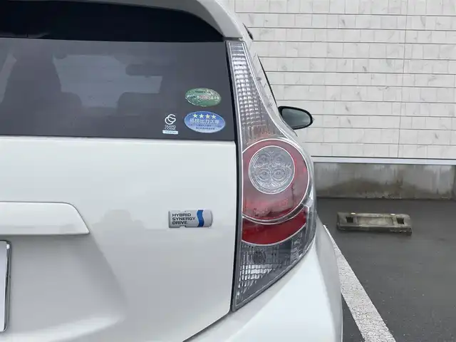 トヨタ アクア G 静岡県 2014(平26)年 8.5万km ライムホワイトパールクリスタルシャイン 社外HDDナビ(AVIC-ZH0009)/　AM FM CD DVD Bluetooth USB/バックモニター/HIDオートヘッドランプ/ステアリングリモコン/アイドリングストップ/スマートキー2本/純正ラゲッジマット/ドアバイザー/純正フロアマット/ワンオーナー/フルセグTV/ETC/シートヒーター(前席)