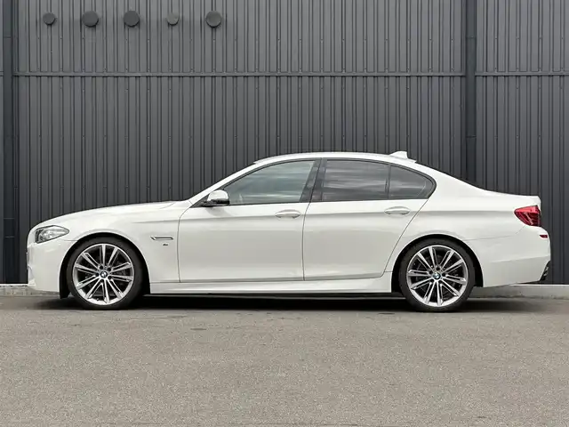 ＢＭＷ ５２３ｄ Mスポーツ ザ・ピーク 福島県 2017(平29)年 3.1万km アルピンホワイトⅢ 特別仕様車【THE PEAK No.199/260】/純正ナビ(CD/DVD/BT/USB/AUX)/バックカメラ/ミラー一体型ETC/前後ドライブレコーダー/黒レザーシート/パワーシート/シートヒーター/ステアマチック/ドライビンングアシストプラス/・アクティブクルーズコントロール/・衝突回避・被害軽減ブレーキ/・前車接近警告機能/・レーン・ディパーチャー・ウォーニング/純正20AW/純正LEDヘッドライト/パドルシフト/ステアリングスイッチ/コンフォートアクセス/スマートキー/保証書/取扱説明書/スペアキー