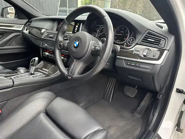 ＢＭＷ ５２３ｄ Mスポーツ ザ・ピーク 福島県 2017(平29)年 3.1万km アルピンホワイトⅢ 特別仕様車【THE PEAK No.199/260】/純正ナビ(CD/DVD/BT/USB/AUX)/バックカメラ/ミラー一体型ETC/前後ドライブレコーダー/黒レザーシート/パワーシート/シートヒーター/ステアマチック/ドライビンングアシストプラス/・アクティブクルーズコントロール/・衝突回避・被害軽減ブレーキ/・前車接近警告機能/・レーン・ディパーチャー・ウォーニング/純正20AW/純正LEDヘッドライト/パドルシフト/ステアリングスイッチ/コンフォートアクセス/スマートキー/保証書/取扱説明書/スペアキー