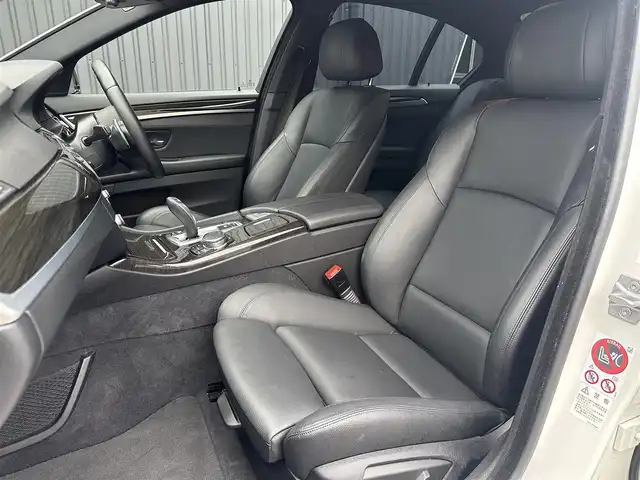 ＢＭＷ ５２３ｄ Mスポーツ ザ・ピーク 福島県 2017(平29)年 3.1万km アルピンホワイトⅢ 特別仕様車【THE PEAK No.199/260】/純正ナビ(CD/DVD/BT/USB/AUX)/バックカメラ/ミラー一体型ETC/前後ドライブレコーダー/黒レザーシート/パワーシート/シートヒーター/ステアマチック/ドライビンングアシストプラス/・アクティブクルーズコントロール/・衝突回避・被害軽減ブレーキ/・前車接近警告機能/・レーン・ディパーチャー・ウォーニング/純正20AW/純正LEDヘッドライト/パドルシフト/ステアリングスイッチ/コンフォートアクセス/スマートキー/保証書/取扱説明書/スペアキー
