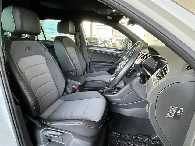フォルクスワーゲン ティグアン TDI 4モーション Rライン ブラックスタイル 山形県 2020(令2)年 3.7万km オリックスホワイトパールエフェクト Discover Proナビ/・CD/DVD/Bluetooth/AUX/USB/・Apple CarPlay/Android Auto/・フルセグTV/・360°サラウンドビューカメラ/アダプティブクルーズコントロール/プリクラッシュセーフティ/ブラインドスポットアシスト/レーンキープアシスト/パーキングアシスト/・ステアリングサポート機能/走行モード/LEDオートライト/オートハイビーム/ハーフレザーシート/シートヒーター（ALL）/オートホールド/電動リヤゲート/専用純正19インチアルミ