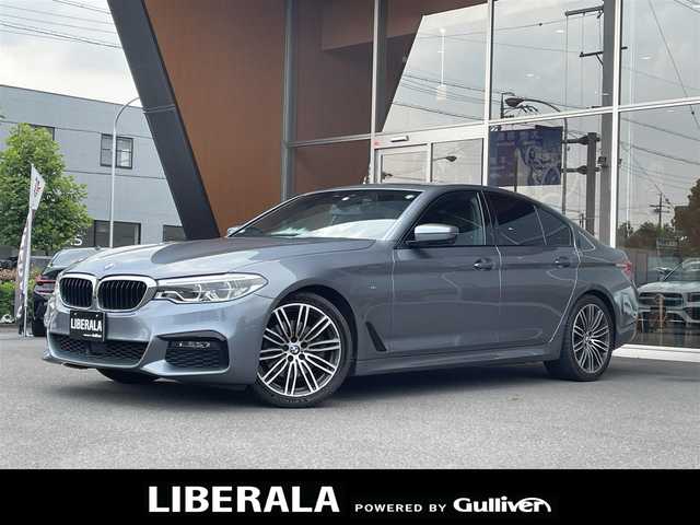 ＢＭＷ ５２３ｉ Mスポーツ 岐阜県 2020(令2)年 5.6万km ブルーストーン harman/kardonサラウンドシステム/サンルーフ/ドライビングアシストプロフェッショナル/　アクティブクルーズコントロール/　レーンコントロールアシスト/　レーンディパーチャーウォーニング/　レーンチェンジウォーニング/　高速道路渋滞時ハンズオフアシスト/　レーンチェンジアシスト/　アクティブサイドコリジョンプロテクション/　前車接近警告/　衝突回避被害軽減ブレーキ/　後車衝突警告機能/　前後クロストラフィックウォーニング/　トラフィックサインアシスト/パーキングアシストプラス/　パークディスタンスコントロール/　パーキングアシスト/　トップビュー3Dビュー/　サイドビューカメラ/　リヤ・ビューカメラ（予想進路表示機能付）/　後退時ステアリングアシスト機能/　誤発進抑制制御/ヘッドアップディスプレイ/アダプティブLEDヘッドライト/BMWライブコックピット/HDDナビゲーション/Bluetooth/アンビエントライト/DSRC車載器/スマートキー
